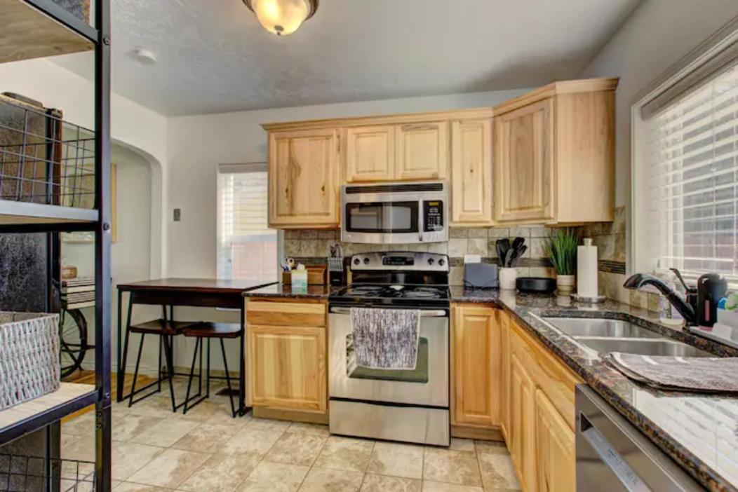 Home Sweet Idahome, Feels Like Home With All The Decor You Wish You Could Afford King Bed In Master, Fully Fenced Dog Friendly Yard, A Few Blocks From Bsu And Downtown Boise, Your Perfect Stay! Bagian luar foto