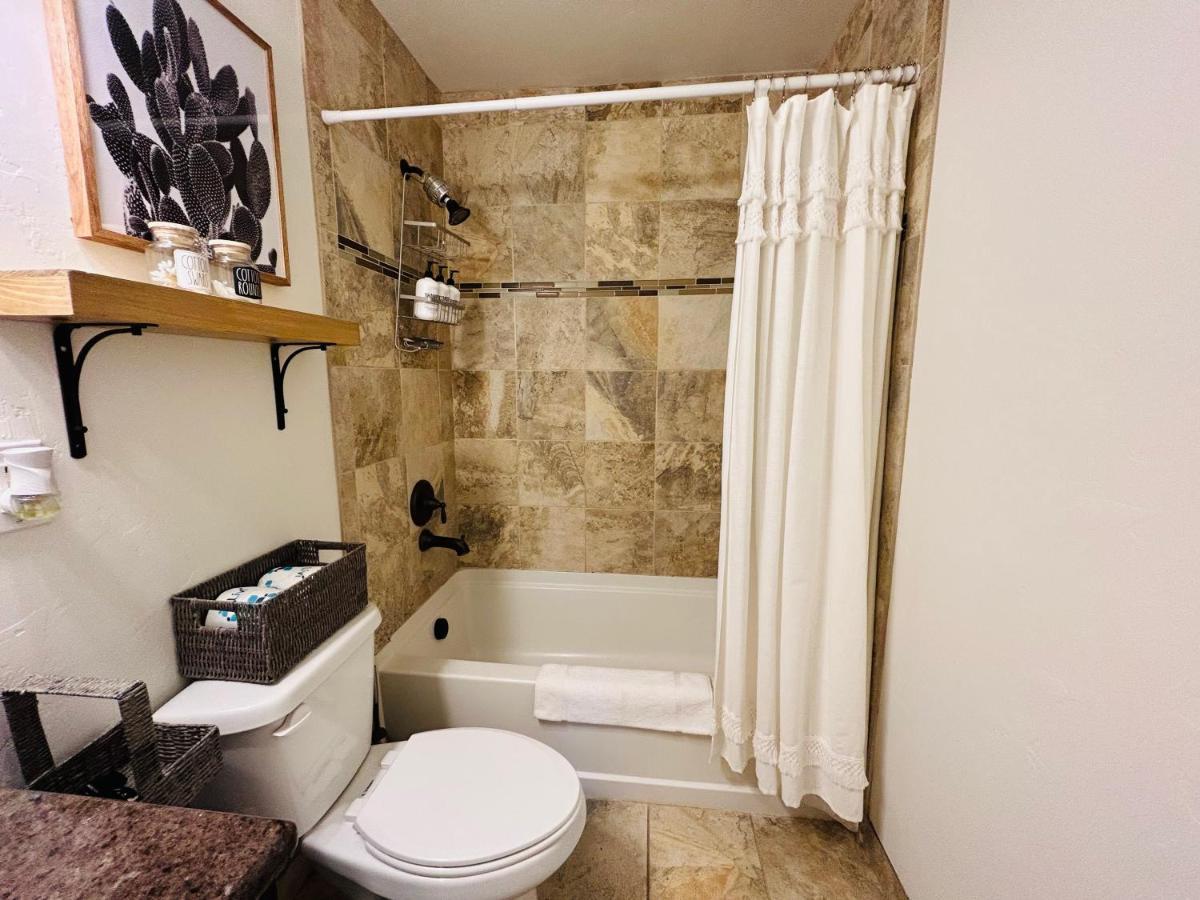 Home Sweet Idahome, Feels Like Home With All The Decor You Wish You Could Afford King Bed In Master, Fully Fenced Dog Friendly Yard, A Few Blocks From Bsu And Downtown Boise, Your Perfect Stay! Bagian luar foto